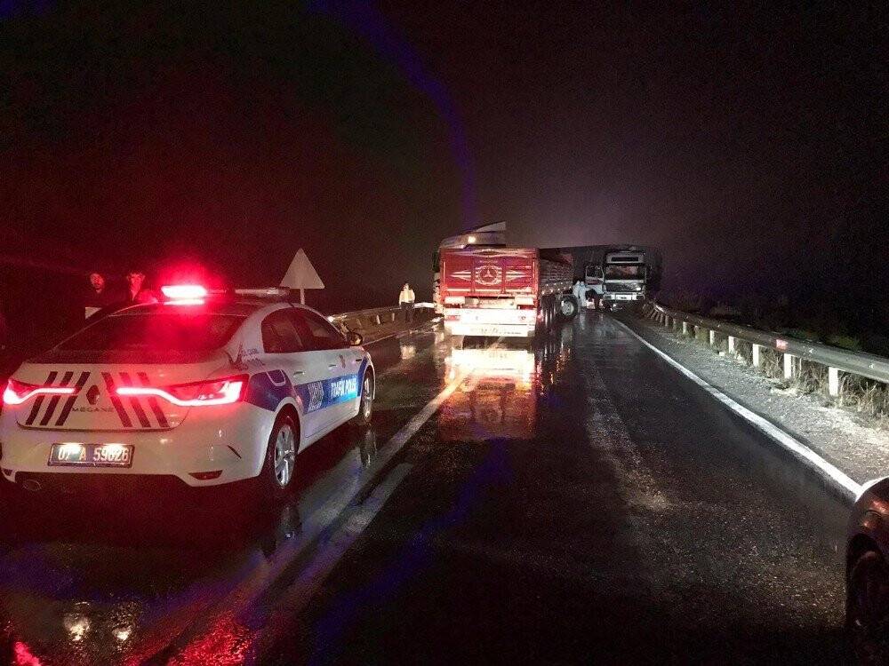 İki tır çarpıştı! Konya - Antalya yolu trafiğe kapandı