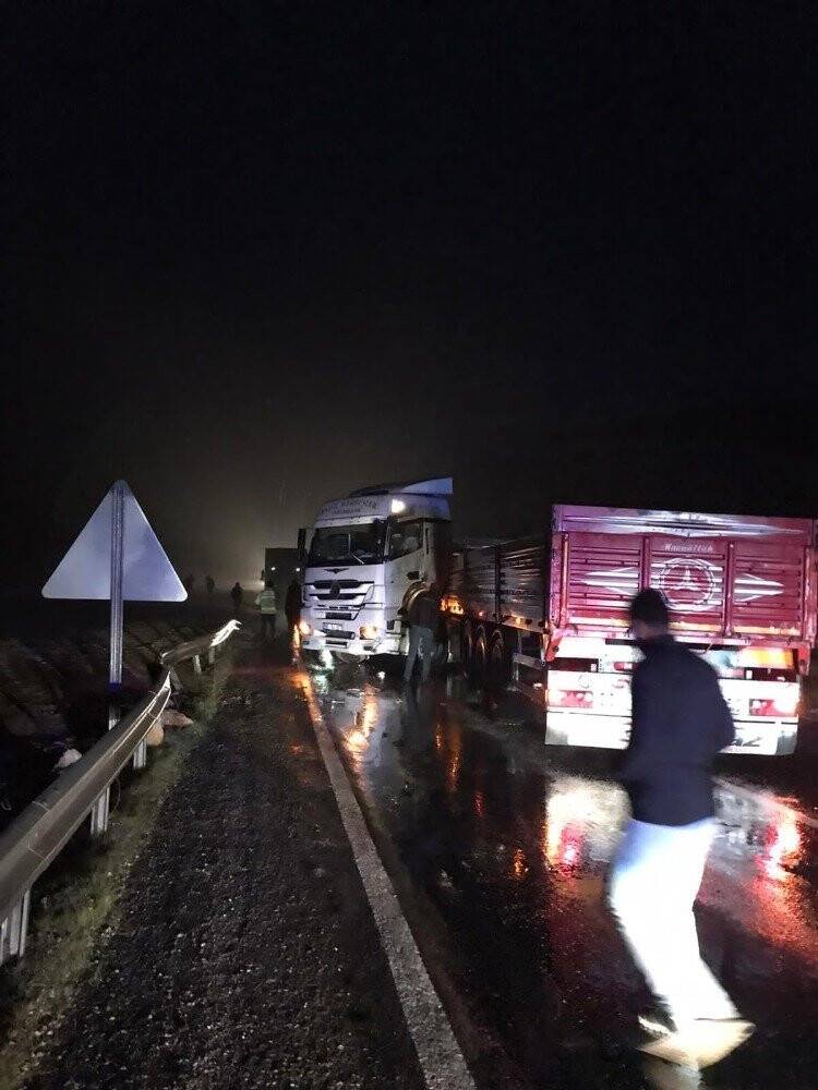 İki tır çarpıştı! Konya - Antalya yolu trafiğe kapandı