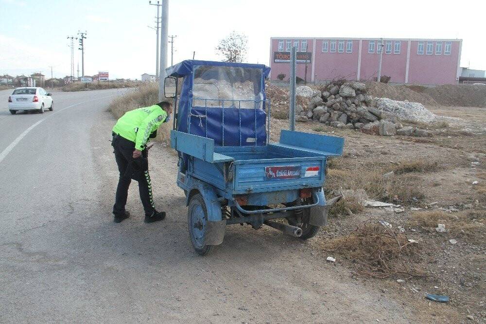 Konya'da kamyonetin çarptığı motosikletli yaralandı