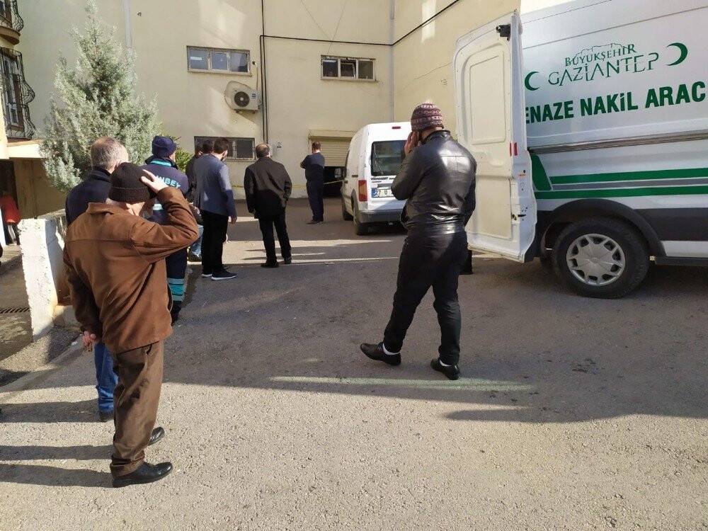 Sitenin otoparkında silahla vurulmuş halde bulundu