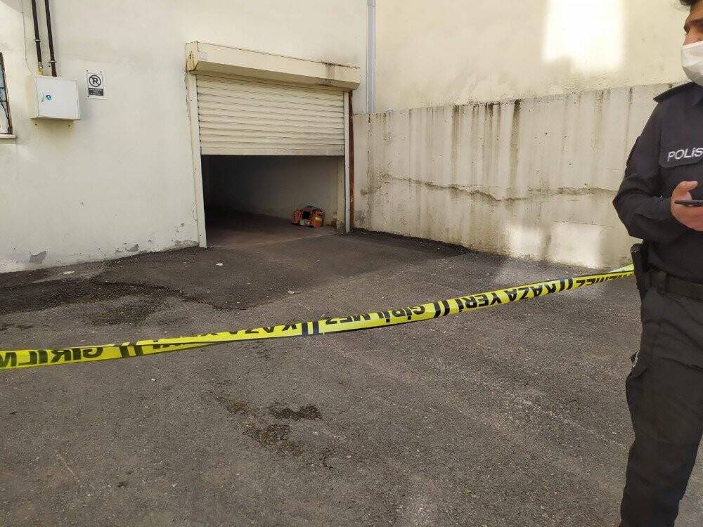 Sitenin otoparkında silahla vurulmuş halde bulundu