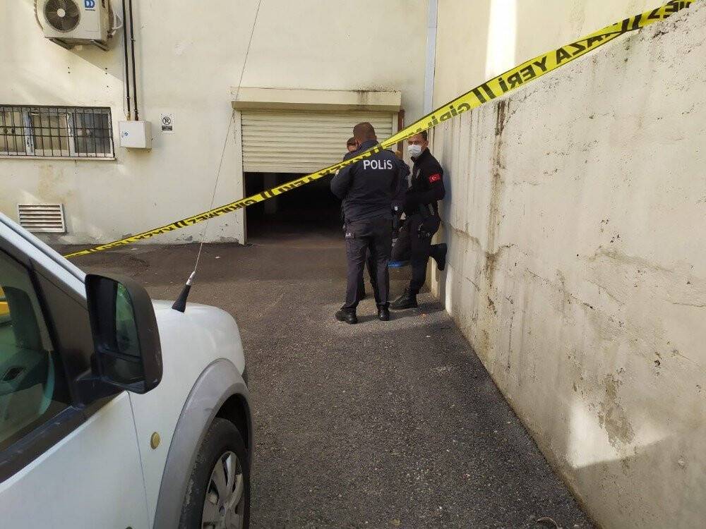 Sitenin otoparkında silahla vurulmuş halde bulundu