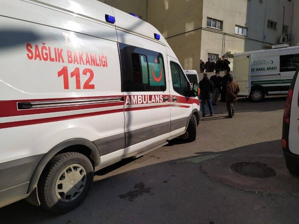 Sitenin otoparkında silahla vurulmuş halde bulundu