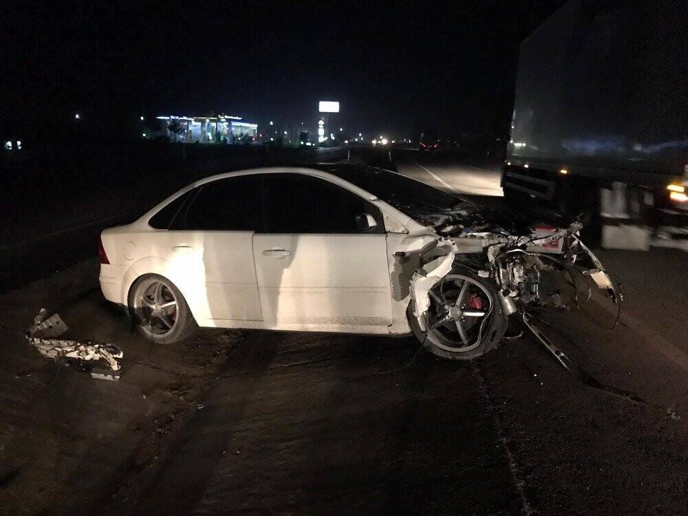 Konya'da tıra çarpan otomobilin motoru 25 metre uzağa fırladı