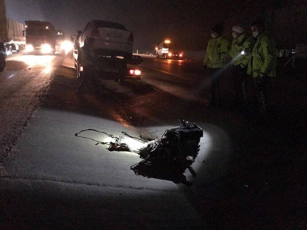 Konya'da tıra çarpan otomobilin motoru 25 metre uzağa fırladı