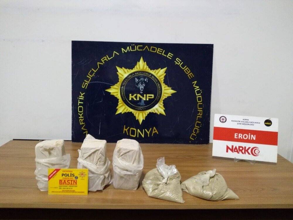 Polisten kaça kaza yaptı, otomobilden eroin çıktı