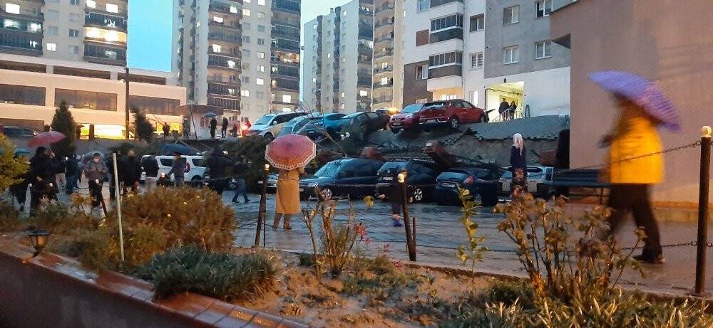 İstinat duvarı çöktü, 20 araçta hasar oluştu
