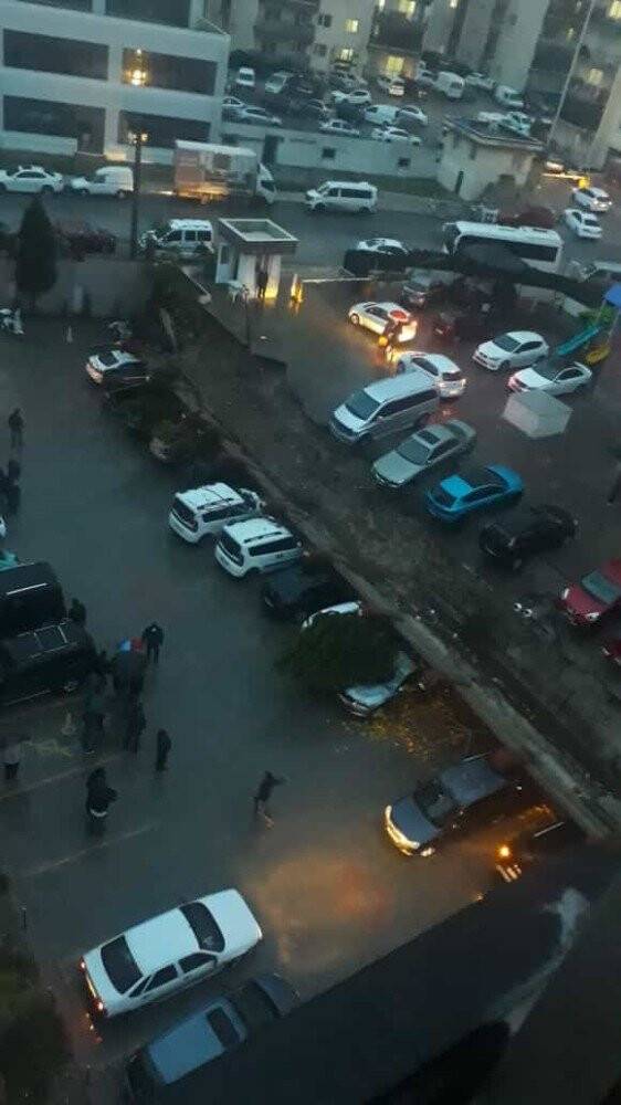 İstinat duvarı çöktü, 20 araçta hasar oluştu