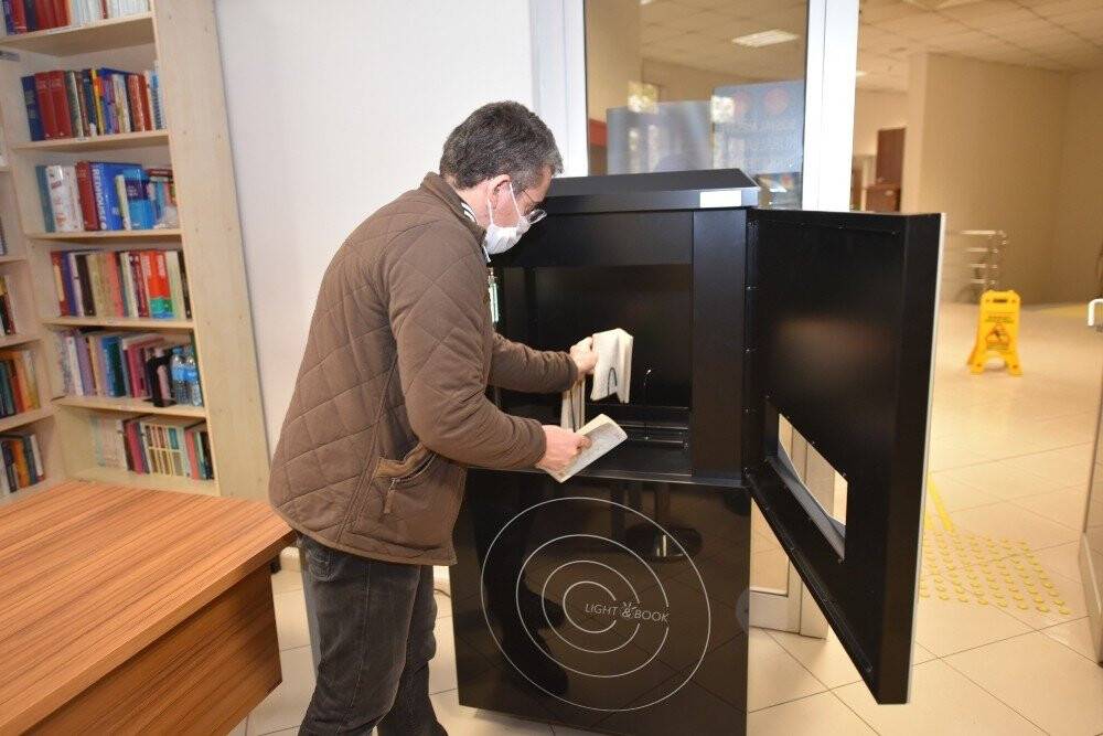 Selçuklu'da kütüphanedeki kitaplar ultraviyole ışınlarıyla dezenfekte ediliyor