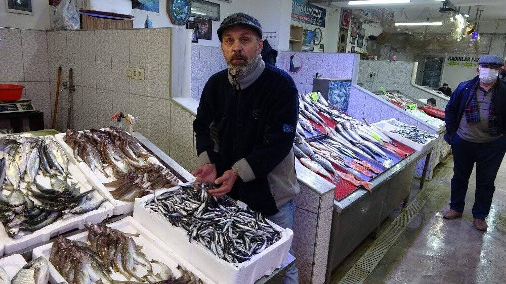 Hamsi fiyatıyla şaşırtmaya devam ediyor