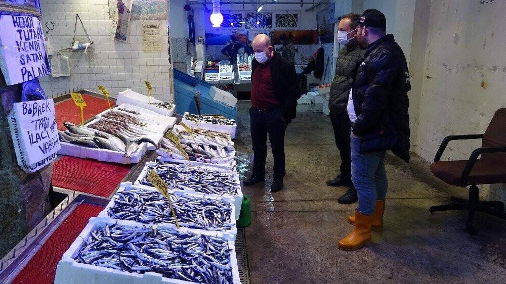 Hamsi fiyatıyla şaşırtmaya devam ediyor