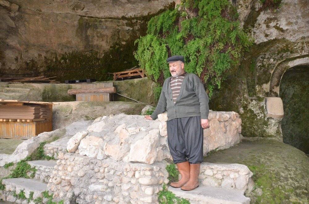 30 yıldır mağarada yaşıyor