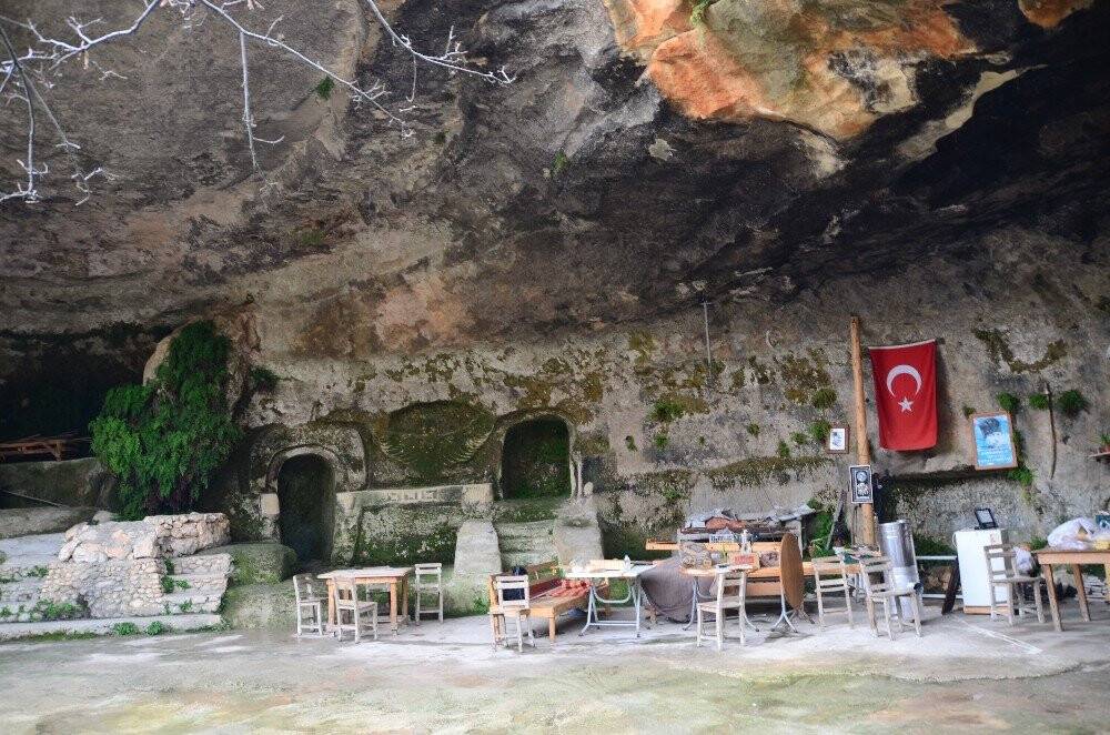 30 yıldır mağarada yaşıyor