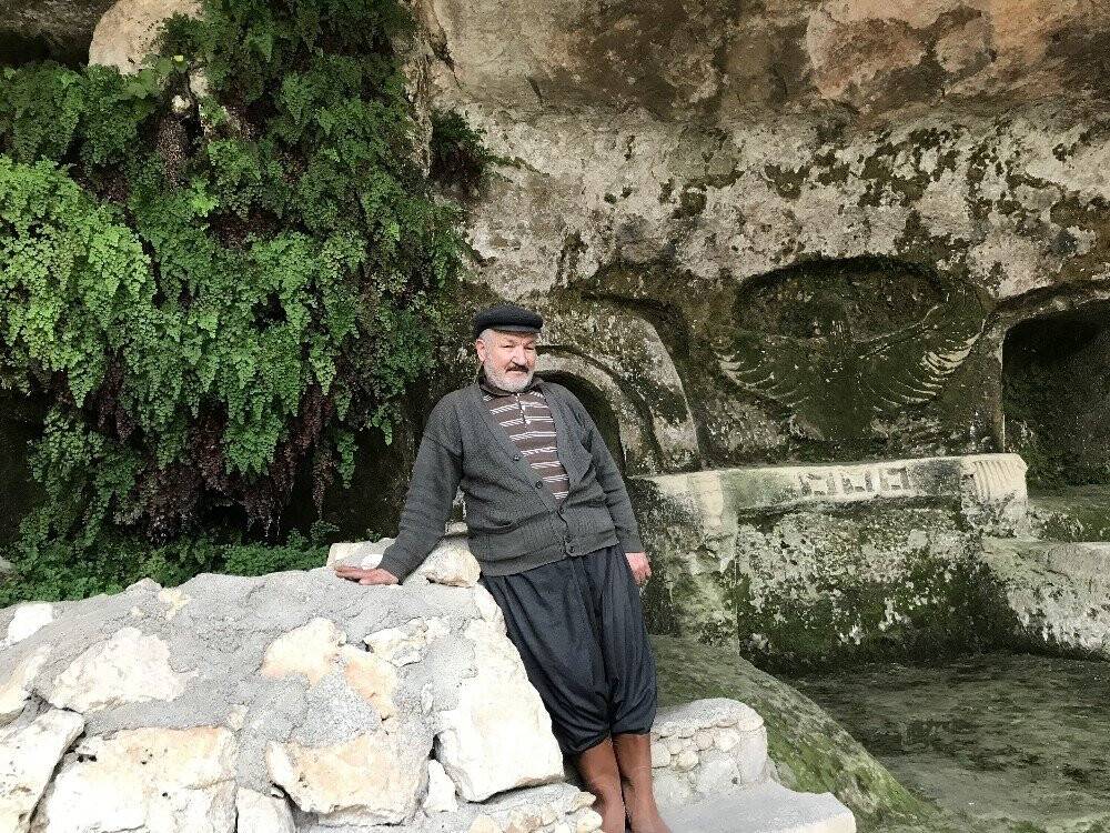 30 yıldır mağarada yaşıyor