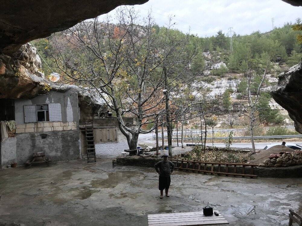 30 yıldır mağarada yaşıyor