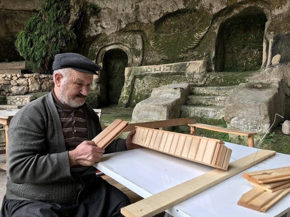 30 yıldır mağarada yaşıyor