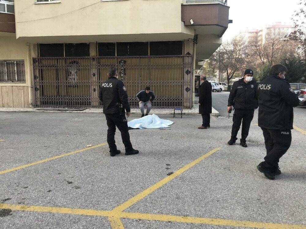 Konya'da yaşlı adam pencereyi kapatmak isterken canından oldu