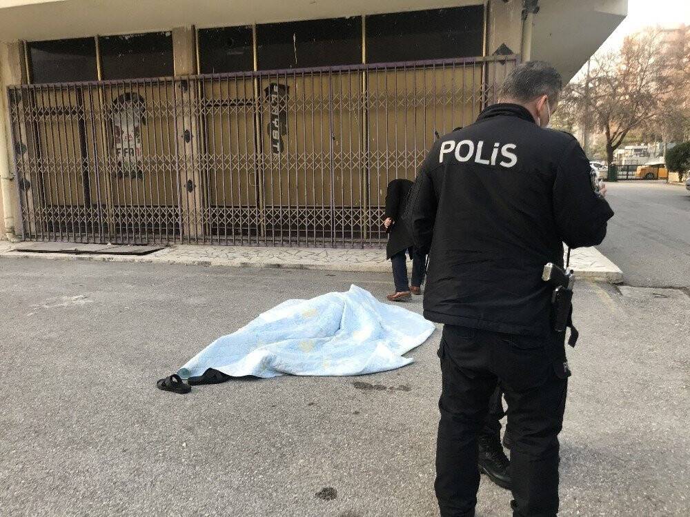 Konya'da yaşlı adam pencereyi kapatmak isterken canından oldu