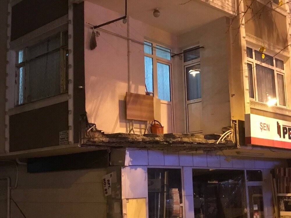 Küçükçekmece’de bir evin balkonu bir anda çöktü