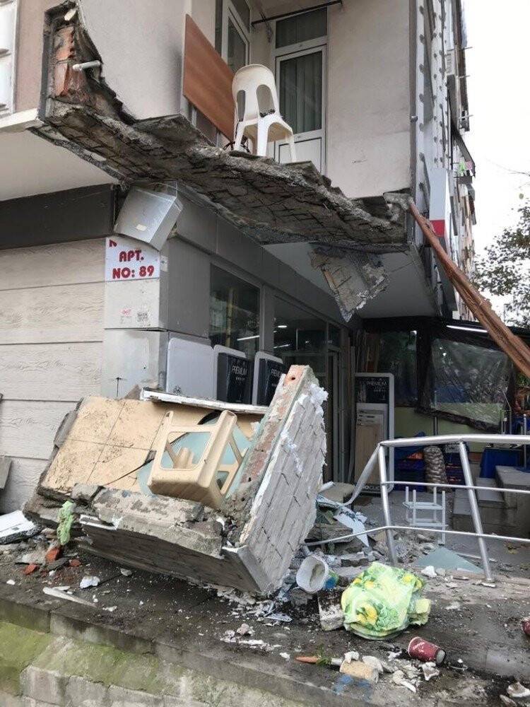 Küçükçekmece’de bir evin balkonu bir anda çöktü