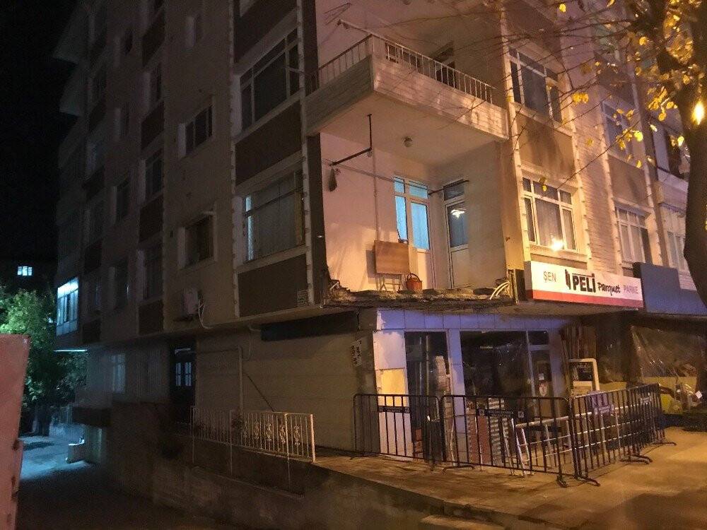 Küçükçekmece’de bir evin balkonu bir anda çöktü