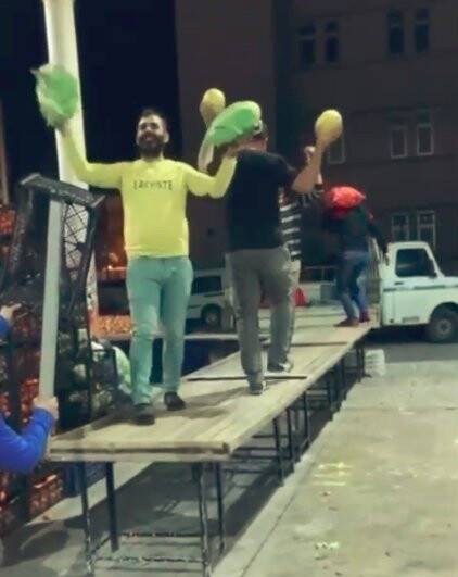 Pazar esnafının kış podyumu sosyal medyada patladı