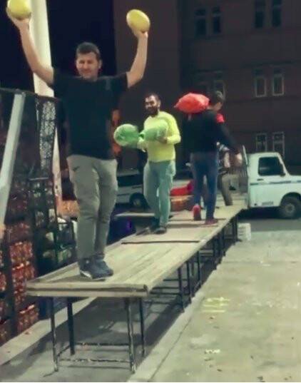 Pazar esnafının kış podyumu sosyal medyada patladı