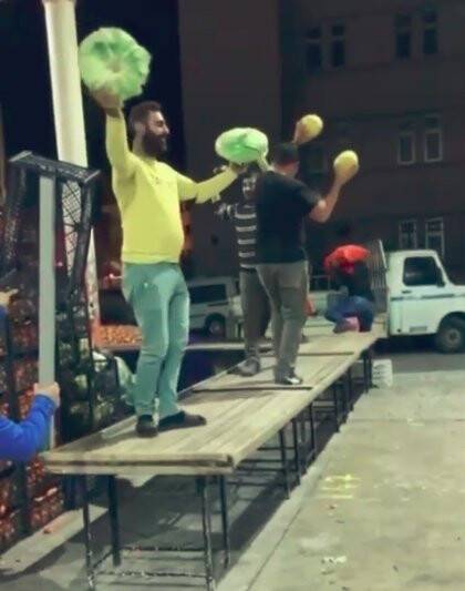 Pazar esnafının kış podyumu sosyal medyada patladı