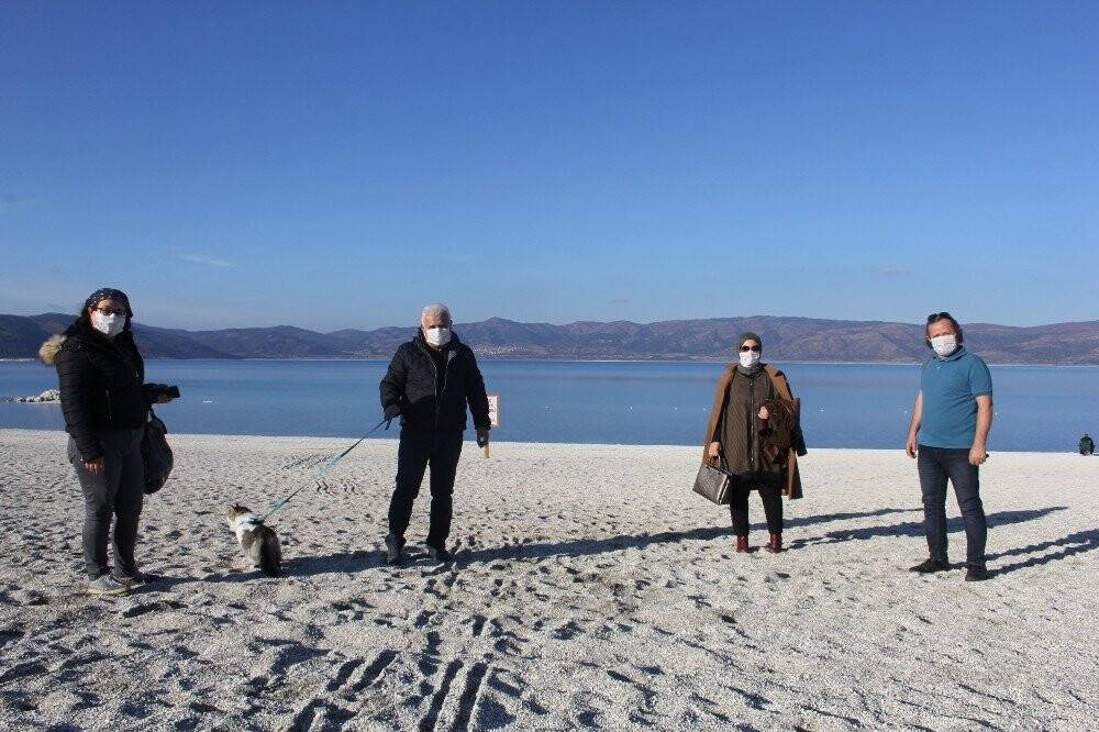 Aralık ayında güneşin tadını Salda Gölü’nde çıkarıyorlar