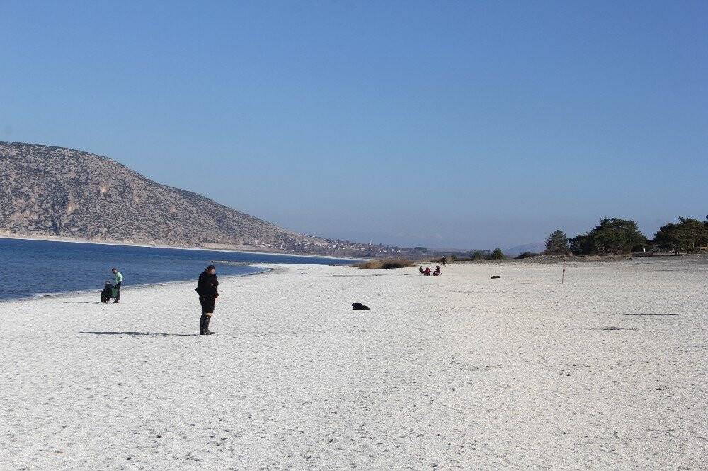 Aralık ayında güneşin tadını Salda Gölü’nde çıkarıyorlar