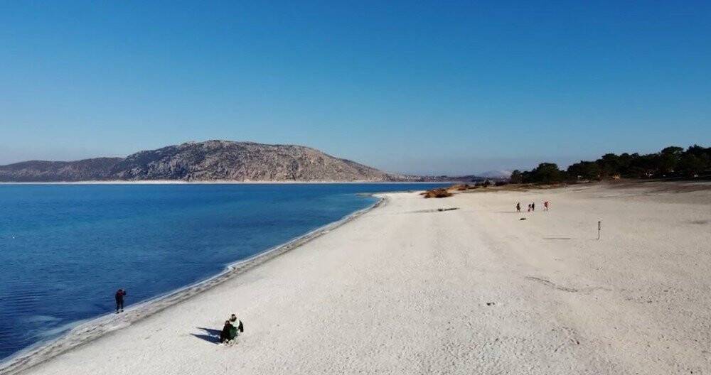 Aralık ayında güneşin tadını Salda Gölü’nde çıkarıyorlar