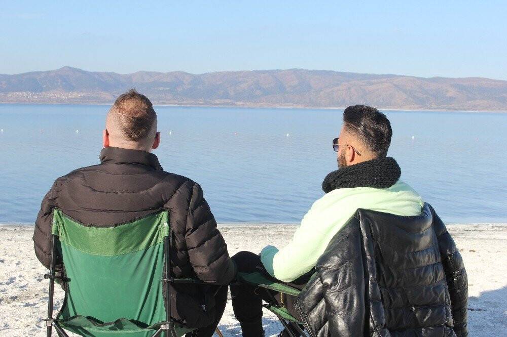 Aralık ayında güneşin tadını Salda Gölü’nde çıkarıyorlar