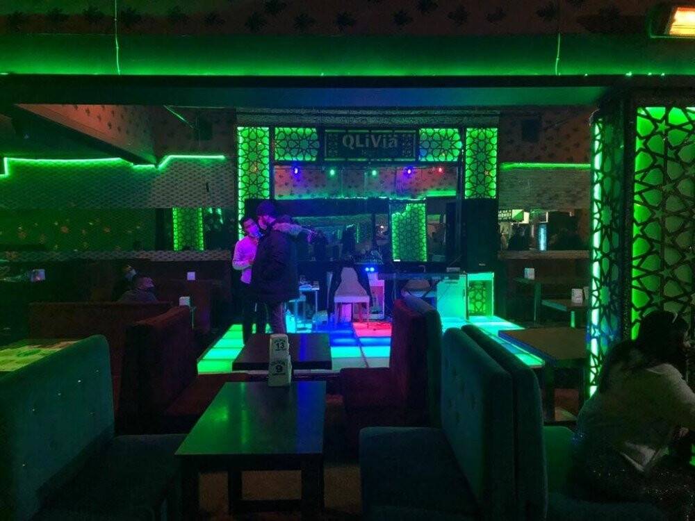 Konya'da sokağa çıkma yasağında faaliyette olan ruhsatsız eğlence mekanına baskın
