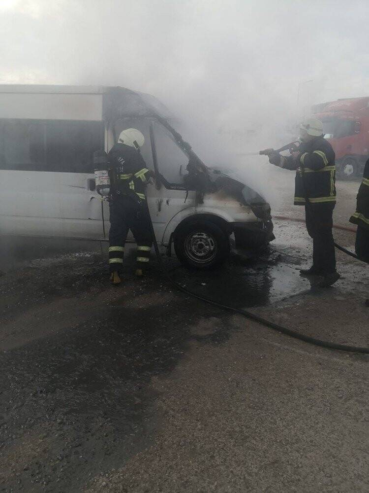 Park halindeki minibüs alev alev yandı