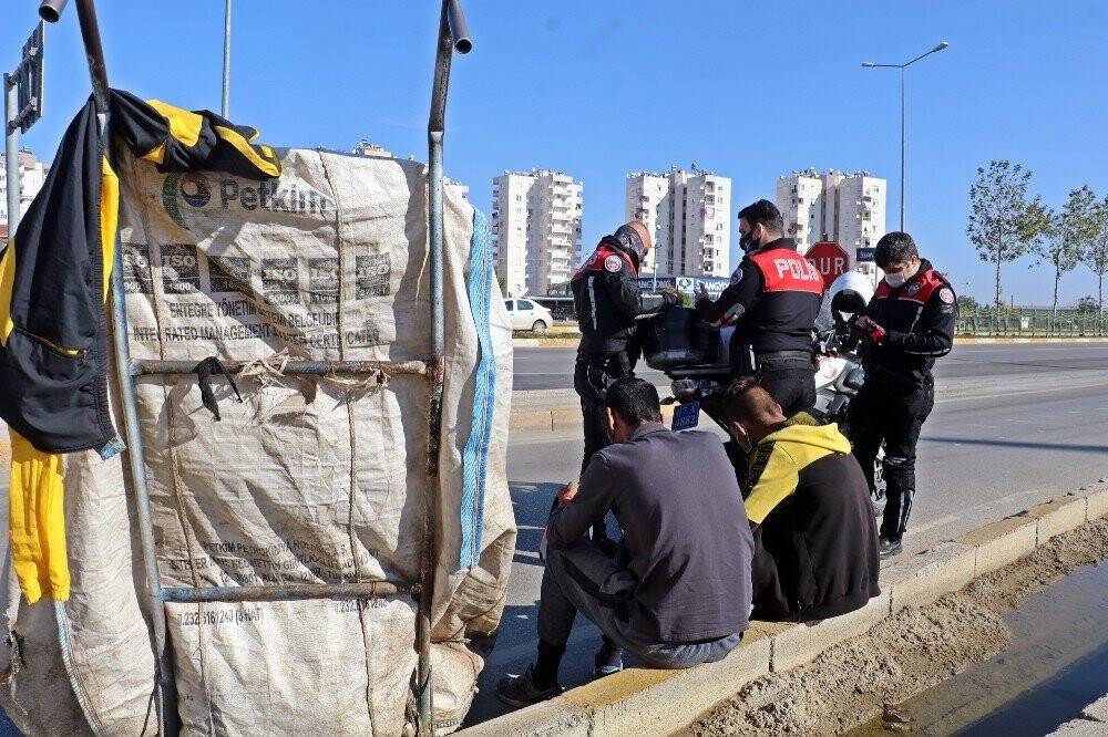 Kısıtlama ihlalinin ceza makbuzunu elleri kelepçeli imzaladılar