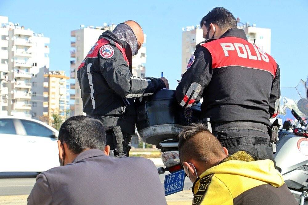Kısıtlama ihlalinin ceza makbuzunu elleri kelepçeli imzaladılar