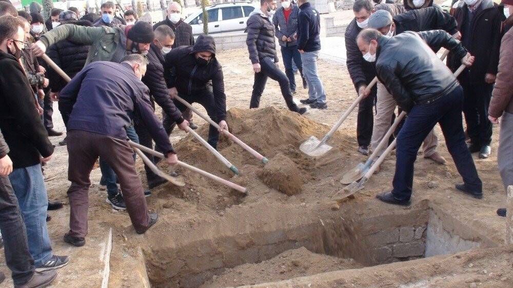 Konya'da devrilerek bariyerlere saplanan tırın sürücüsü toprağa verildi