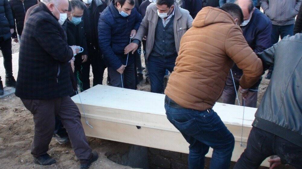 Konya'da devrilerek bariyerlere saplanan tırın sürücüsü toprağa verildi