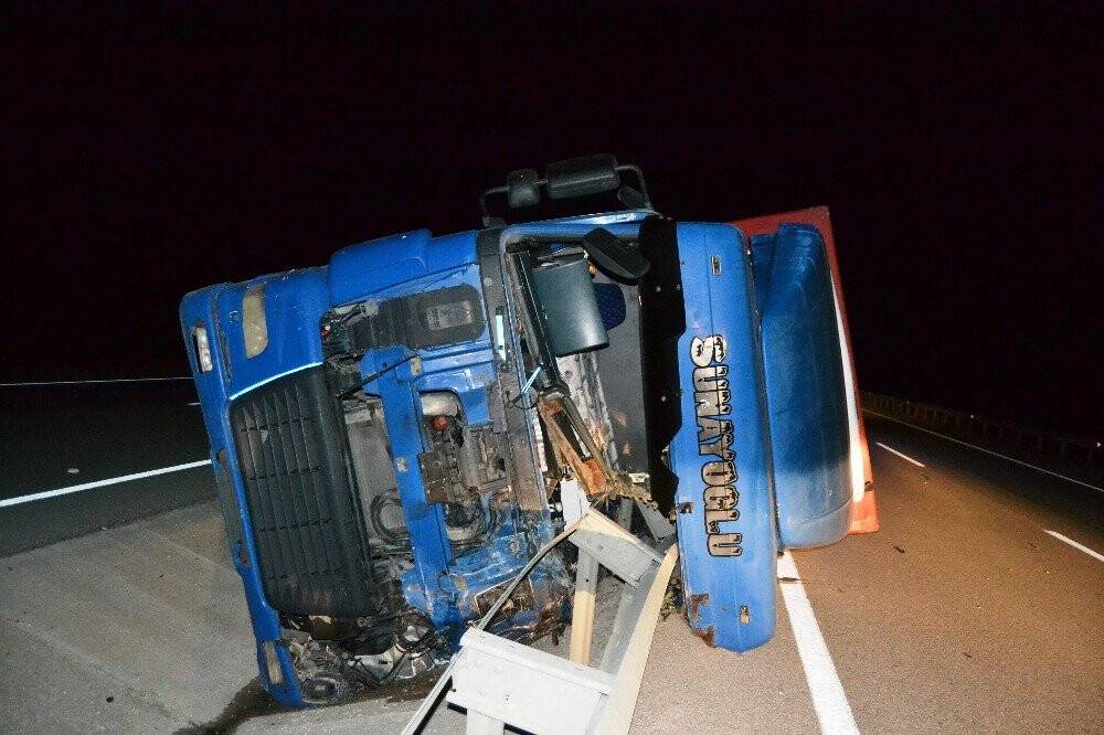 Konya'da feci kaza! Bariyerler devrilen tırın kabinine ok gibi saplandı: 2 ölü
