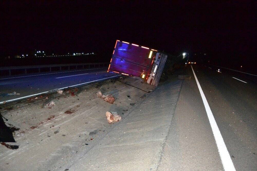 Konya'da feci kaza! Bariyerler devrilen tırın kabinine ok gibi saplandı: 2 ölü