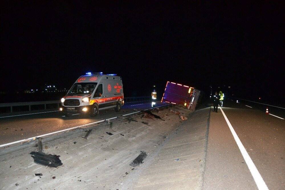 Konya'da feci kaza! Bariyerler devrilen tırın kabinine ok gibi saplandı: 2 ölü