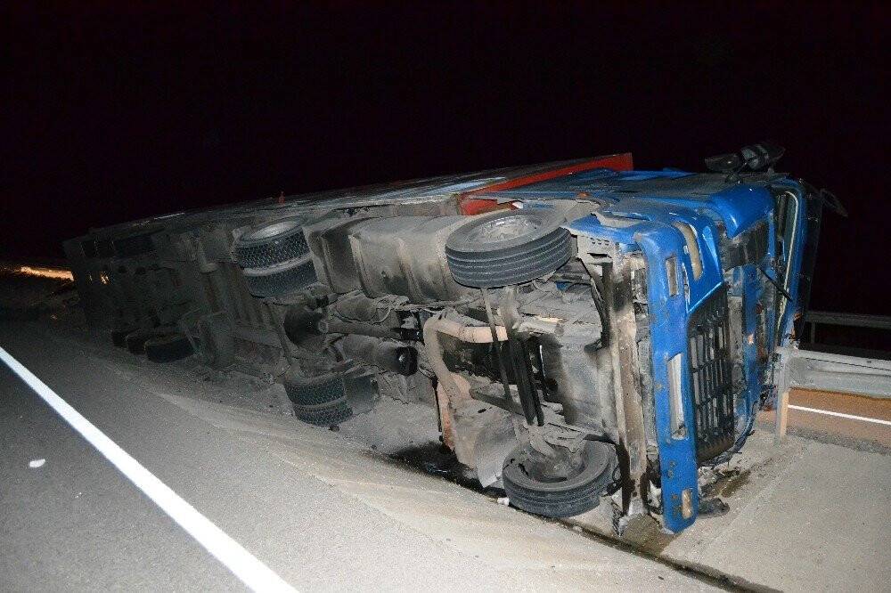 Konya'da feci kaza! Bariyerler devrilen tırın kabinine ok gibi saplandı: 2 ölü