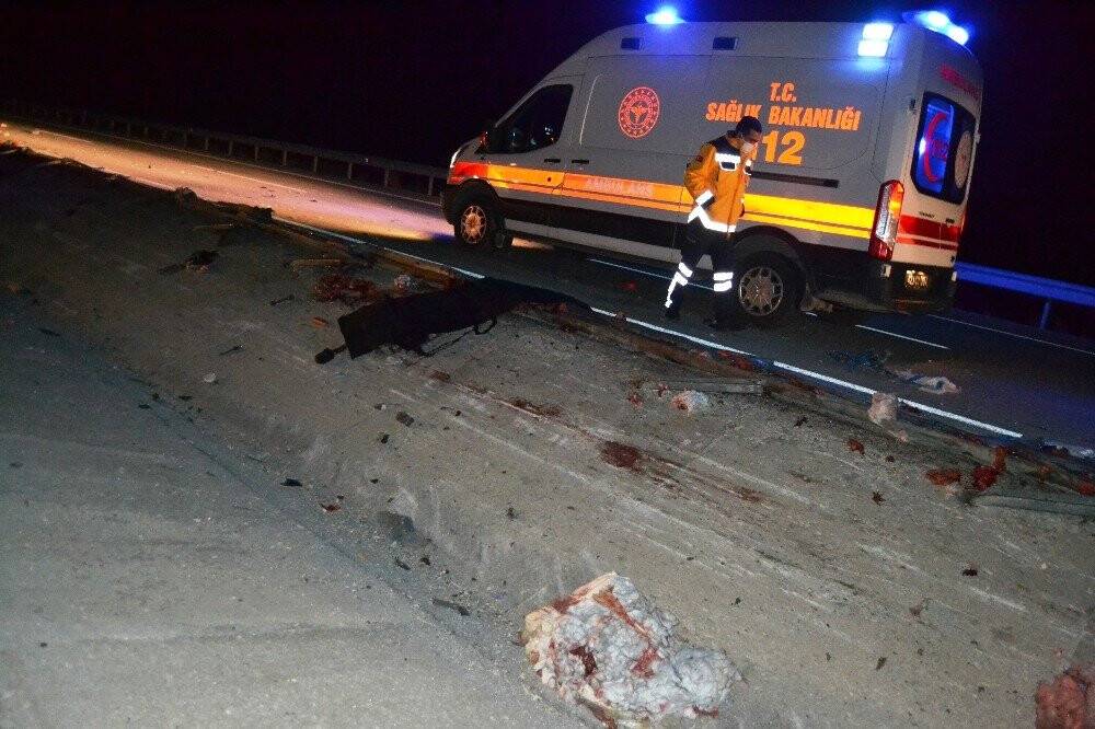 Konya'da feci kaza! Bariyerler devrilen tırın kabinine ok gibi saplandı: 2 ölü