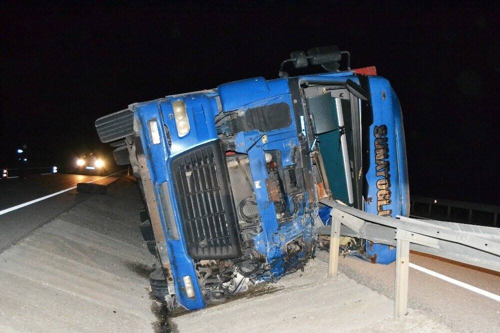 Konya'da feci kaza! Bariyerler devrilen tırın kabinine ok gibi saplandı: 2 ölü