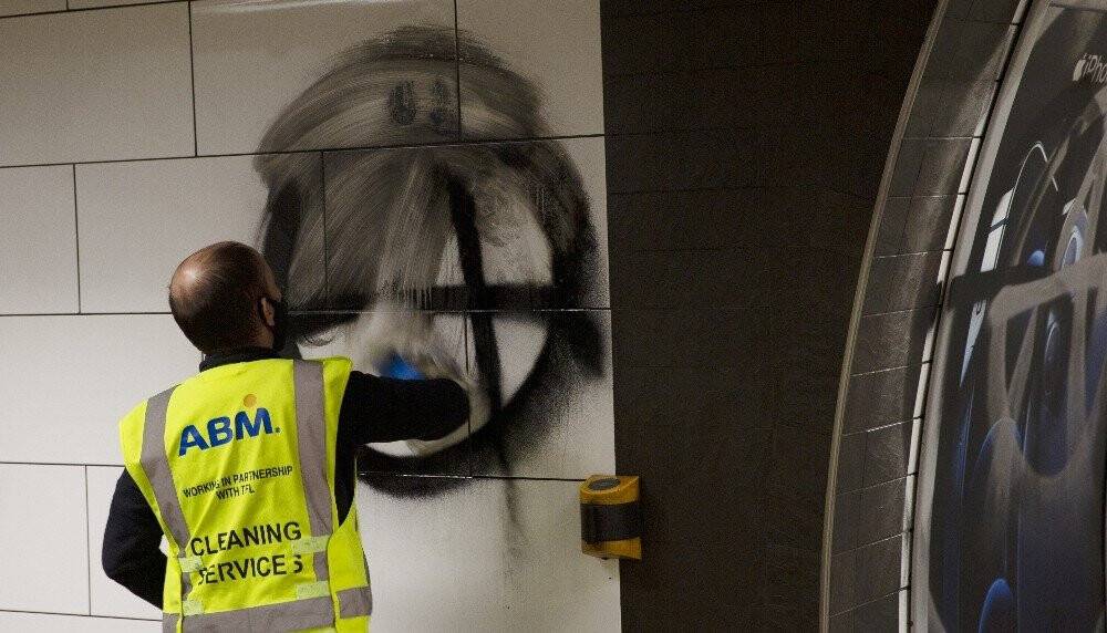 İngiltere’nin en ünlü metro istasyonuna grafiti saldırısı