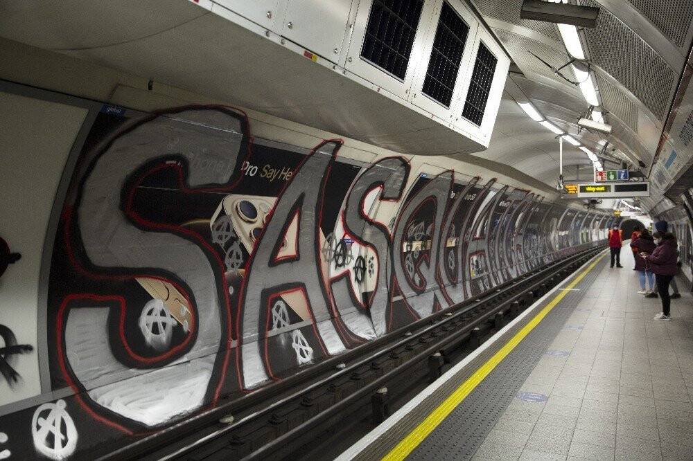 İngiltere’nin en ünlü metro istasyonuna grafiti saldırısı