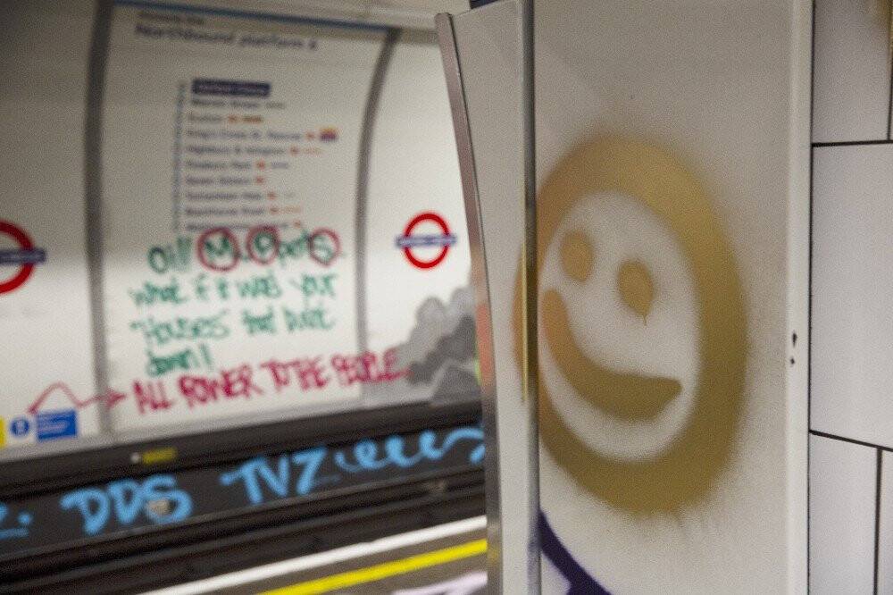 İngiltere’nin en ünlü metro istasyonuna grafiti saldırısı