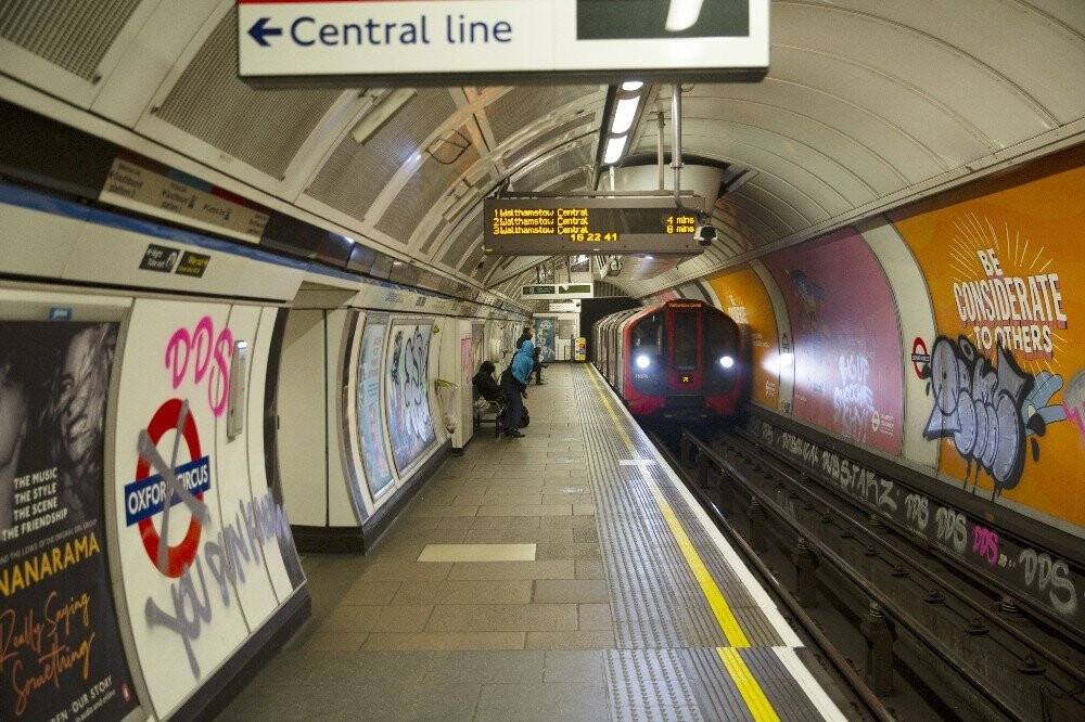 İngiltere’nin en ünlü metro istasyonuna grafiti saldırısı