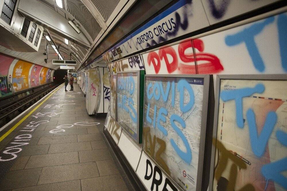 İngiltere’nin en ünlü metro istasyonuna grafiti saldırısı