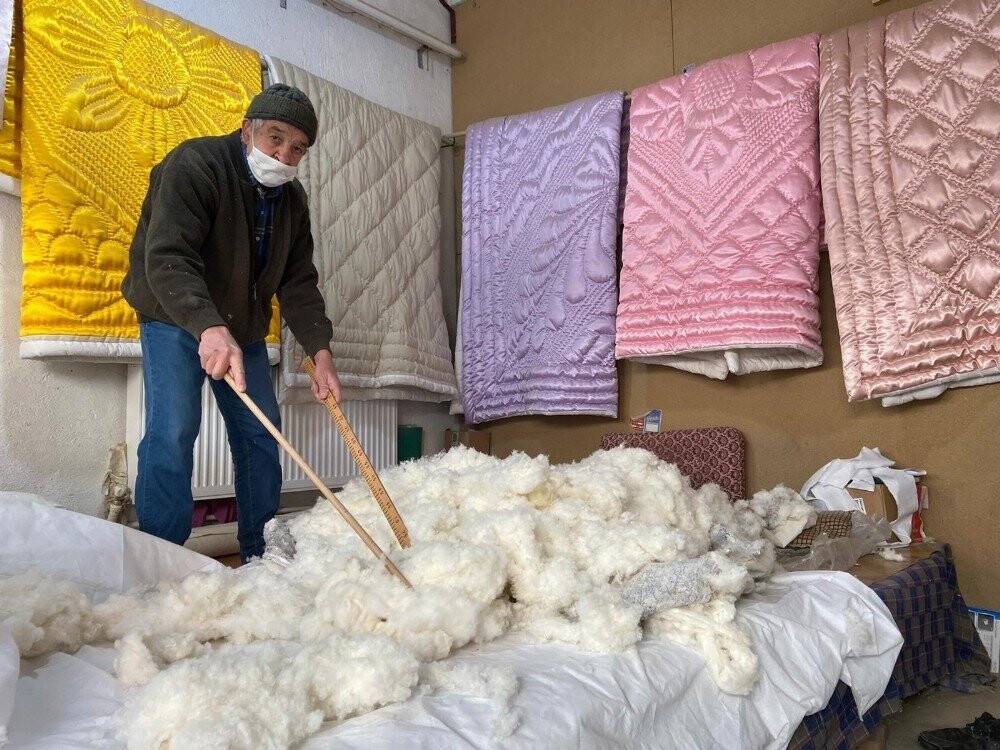Yorgancılık mesleğini 50 yıldır sürdürüyor